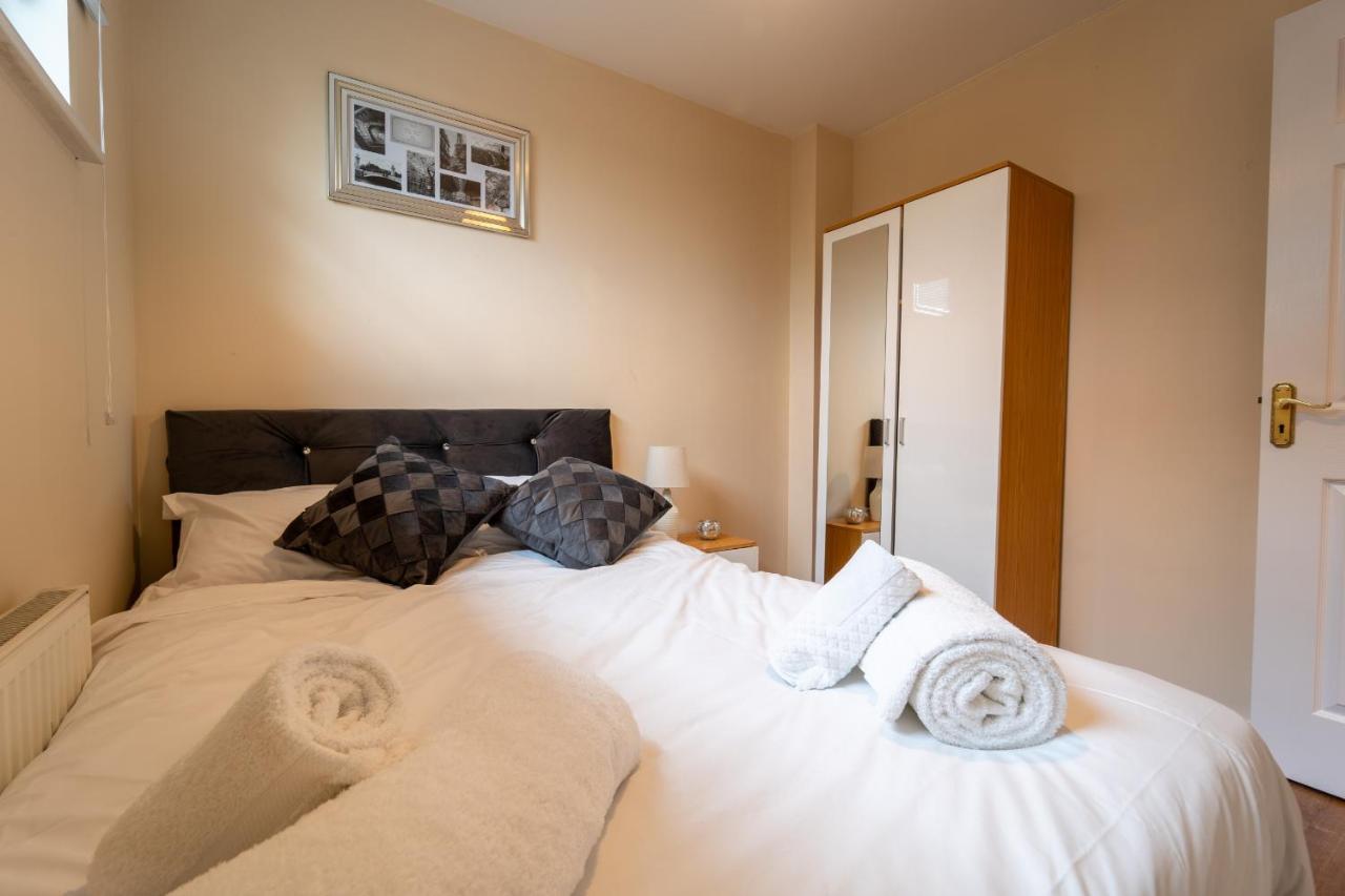 Luxury 2 Bed Apartment - Near Heathrow, Legoland, Windsor Slough Exterior foto