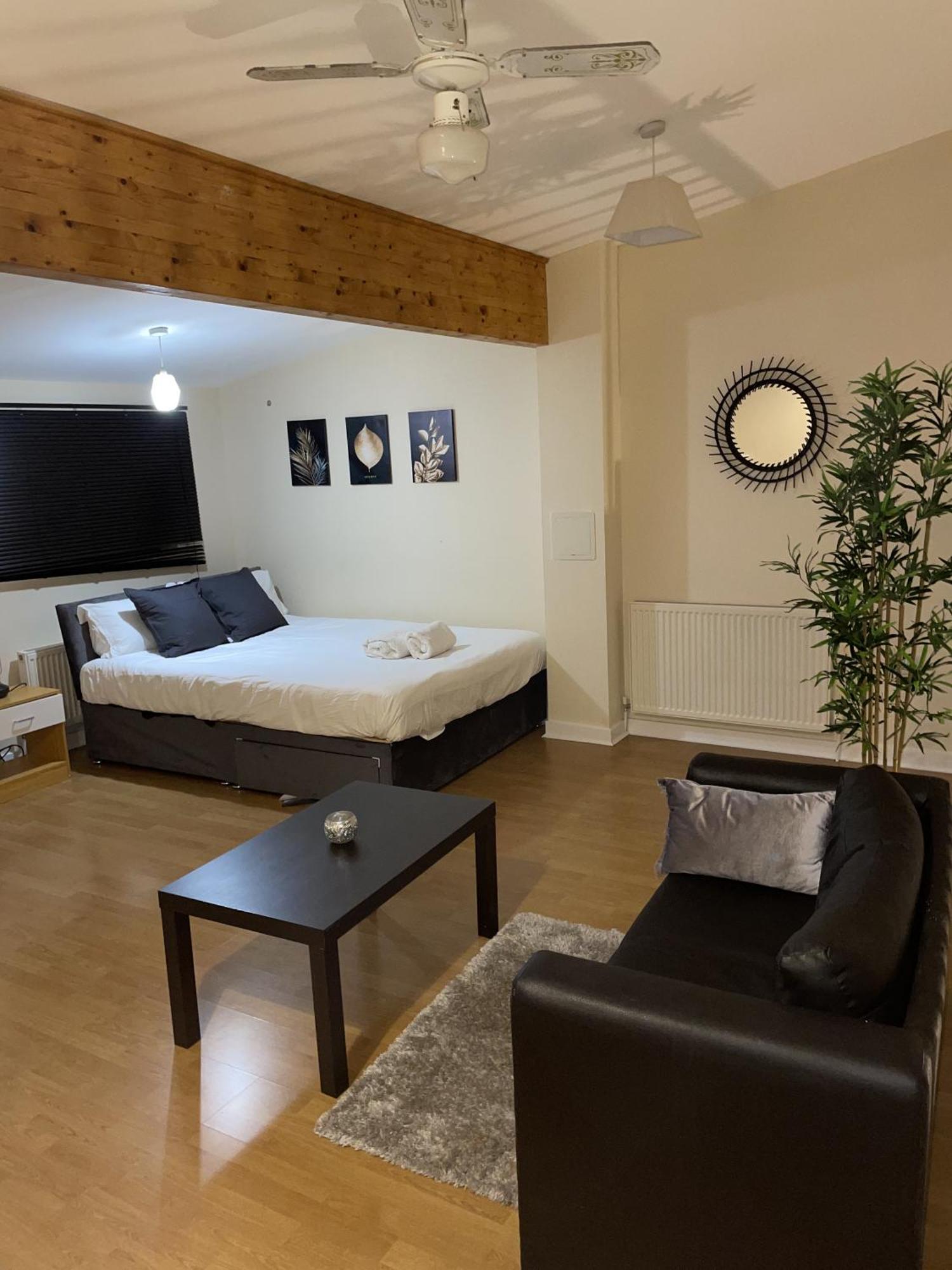 Luxury 2 Bed Apartment - Near Heathrow, Legoland, Windsor Slough Exterior foto