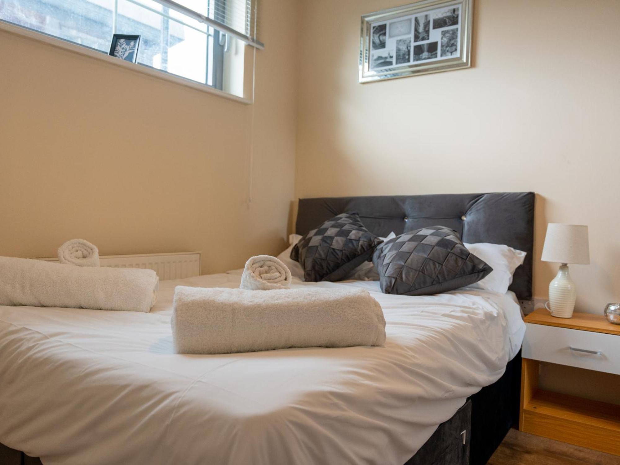 Luxury 2 Bed Apartment - Near Heathrow, Legoland, Windsor Slough Exterior foto