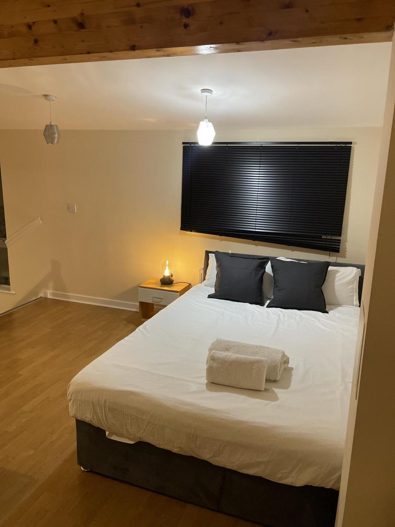 Luxury 2 Bed Apartment - Near Heathrow, Legoland, Windsor Slough Exterior foto