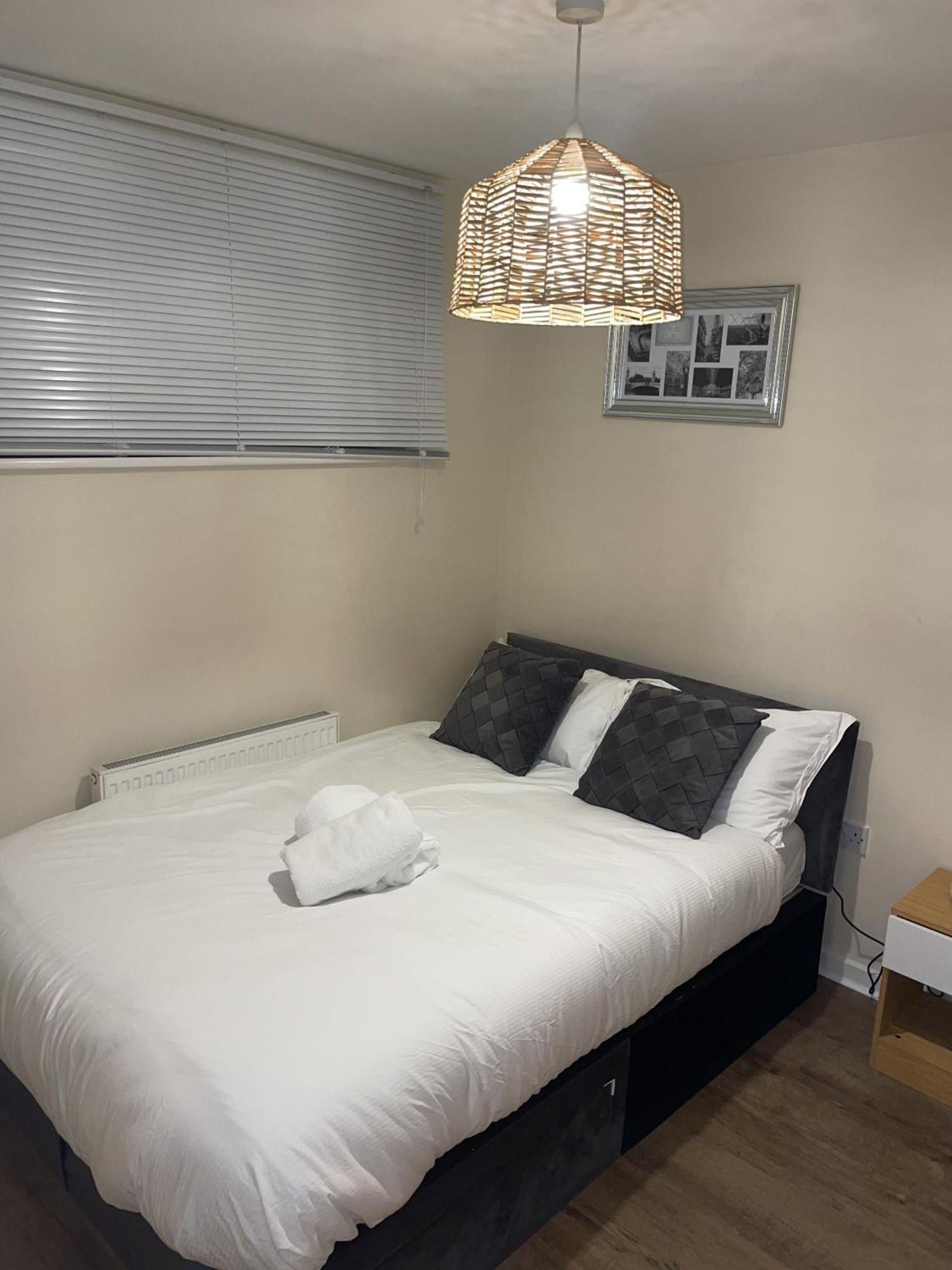 Luxury 2 Bed Apartment - Near Heathrow, Legoland, Windsor Slough Exterior foto
