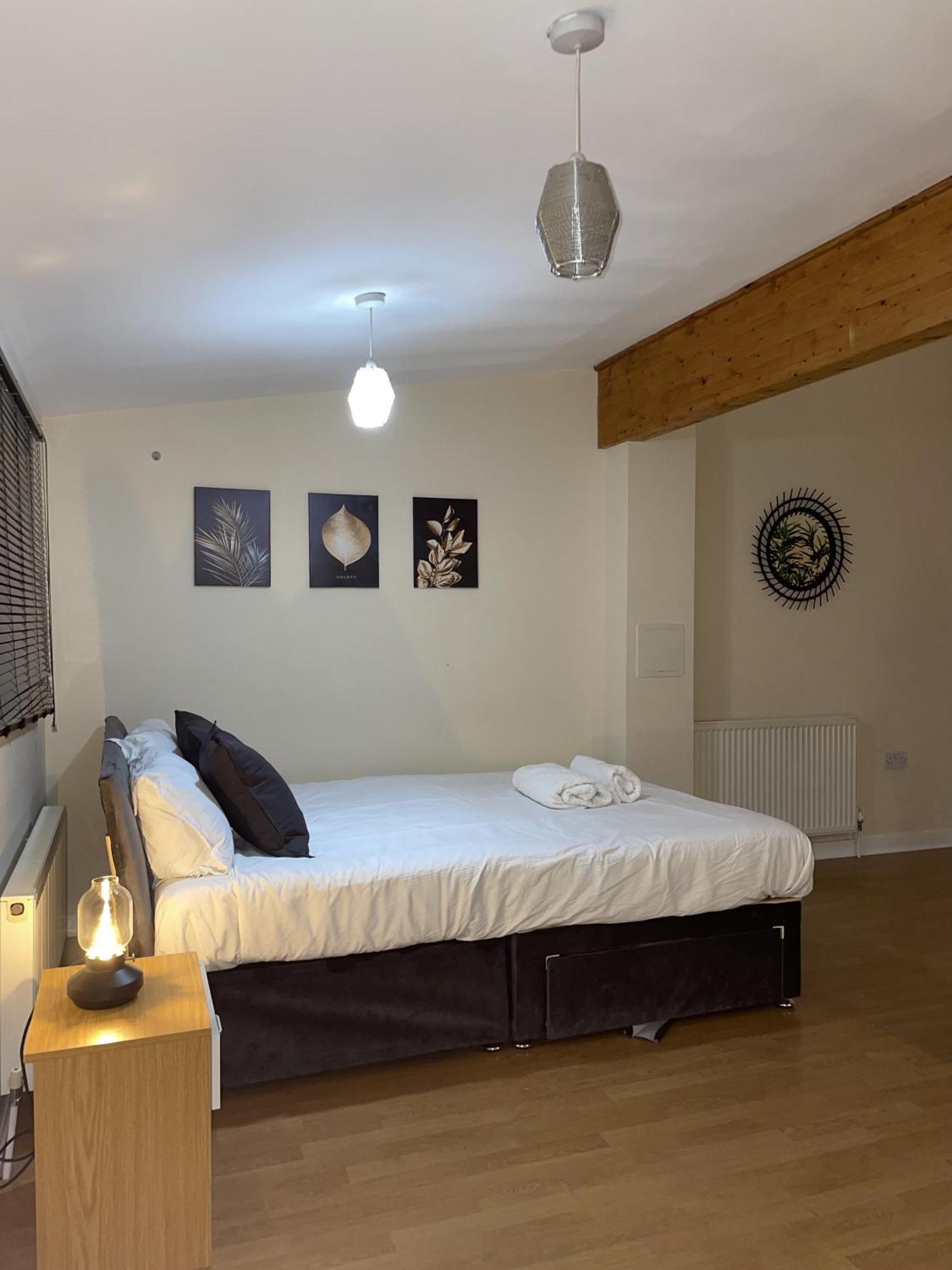Luxury 2 Bed Apartment - Near Heathrow, Legoland, Windsor Slough Exterior foto
